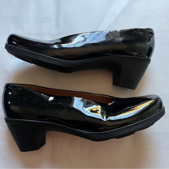 Clark’s Artisan Black Patent Leather Comfort Pump/Heels women’s size 9.5 M. GUC - Picture 5 of 9